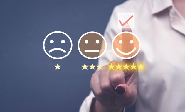 Guide d'une bonne expérience client : client satisfait et qui donne une bonne note à l'entreprise
